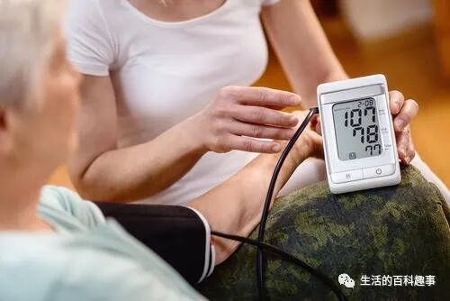 怎么使用血压计如何正确地在家里使用电子血压计？测左侧还是右侧？一文说清_https://www.jmylbn.com_新闻资讯_第3张