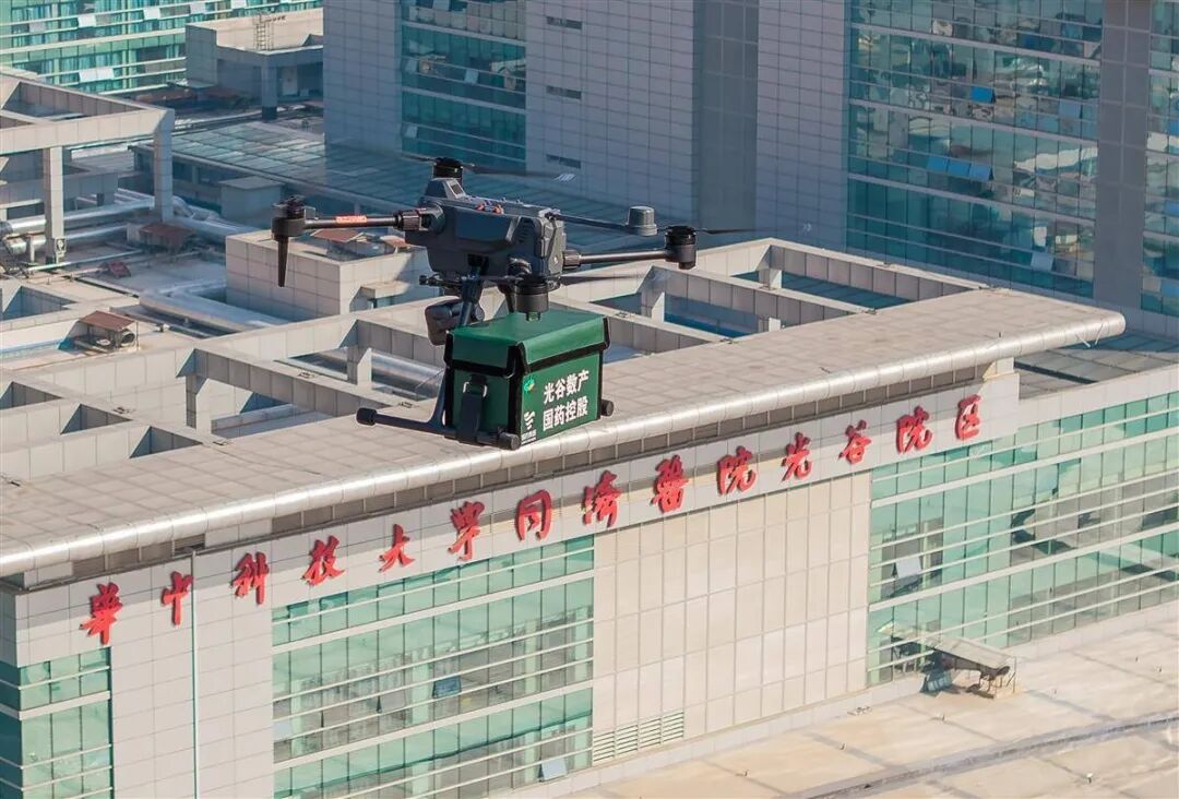 一边被刑拘，一边8分钟送救命药：无人机这两年，天上到底变了什么？