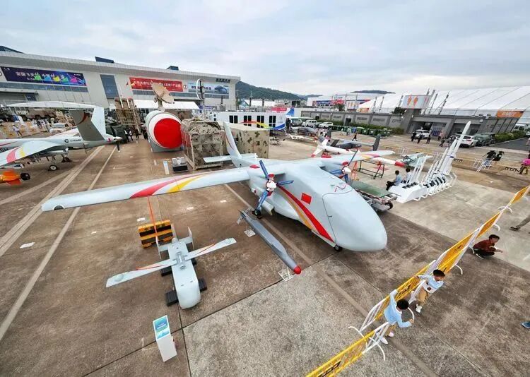 新机扎堆首飞、低空经济迈入万亿时代！低空风口下，人才才是核心底气