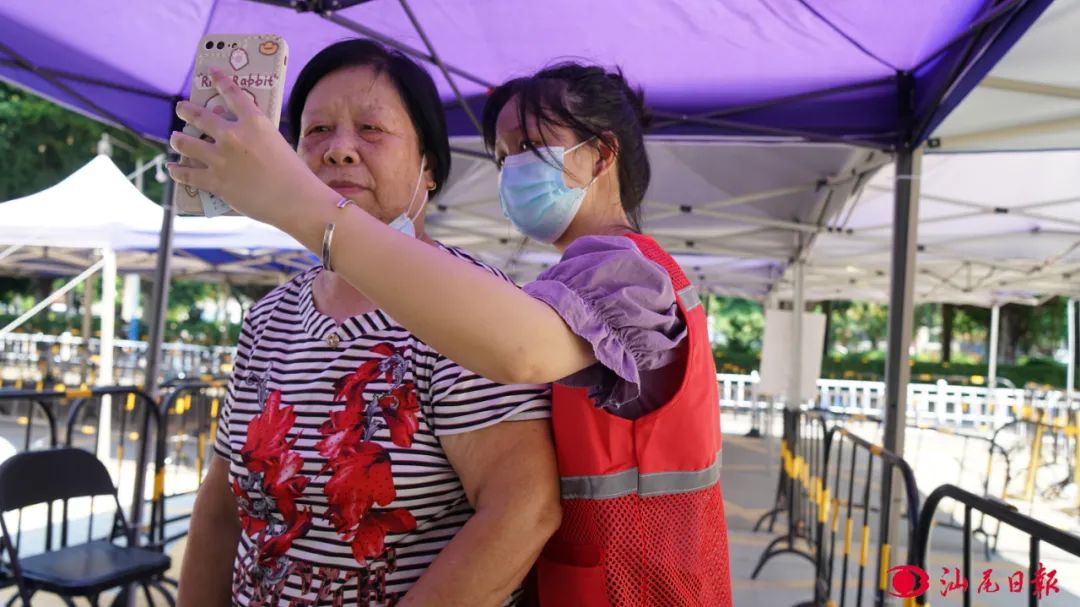 助力疫苗接种彰显青春担当市体育馆疫苗接种志愿服务缩影