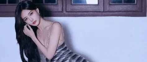 李一桐金色开叉吊带长裙突显绝美身材,俏皮性感,动人妩媚!