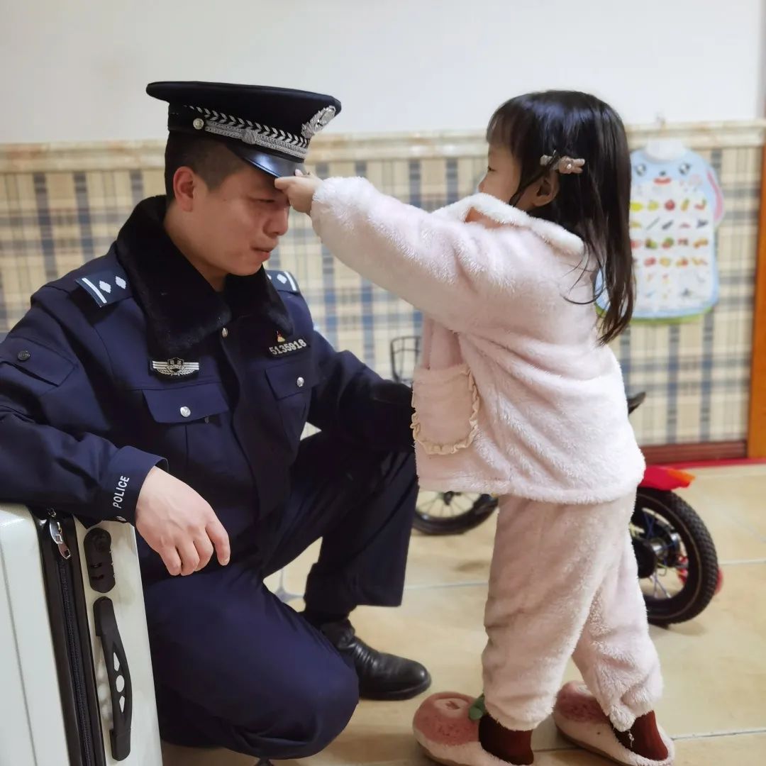 敬禮背後長大後我想成為你五指併攏現在讓我們稍作停留,通過人民警察