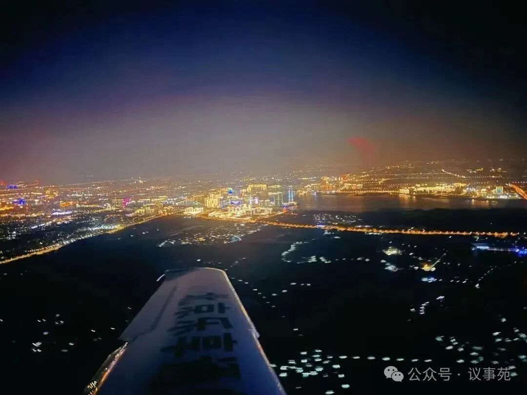 3月3日晚,夜幕下的无锡丁蜀机场忙碌起来,飞行区夜航助力灯光系统