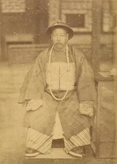 身着官服,项挂朝珠的陕甘总督左宗棠。中国甘肃省兰州市,1875 年