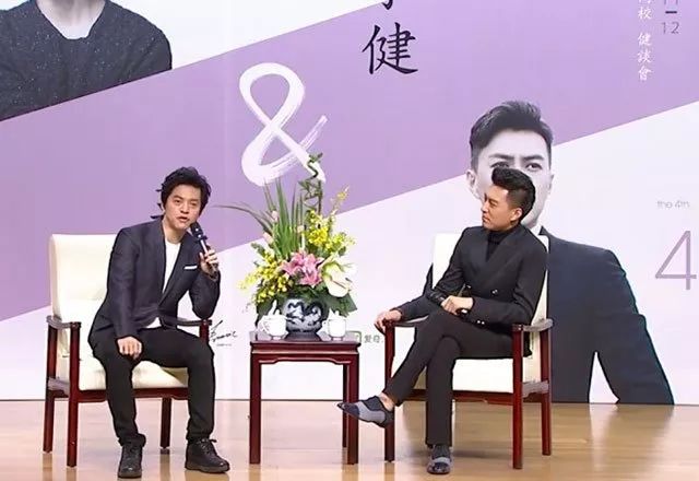 靳东开始被指责太爱“装”,基本是从这次与李健同台对谈开始的,有兴趣可以找视频看看
