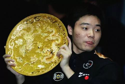 2005年首夺中国公开赛冠军时的丁俊晖,那时他18岁,一脸青春痘