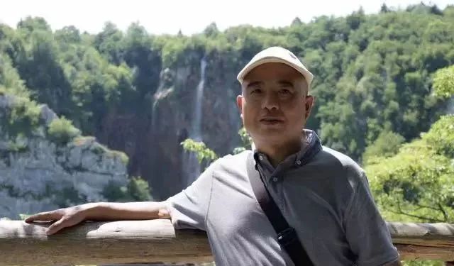 吴鸿,资深出版人,原四川文艺出版社社长、作家、美食家。生于1964年,2017年6月29日逝世。