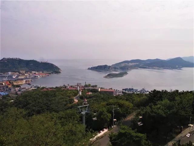 从旅顺白玉山上俯瞰旅顺军港。当年,俄太平洋舰队主力战舰均停泊于此,遭港口外的日本鱼雷的偷袭。作者摄于2014年9月12日