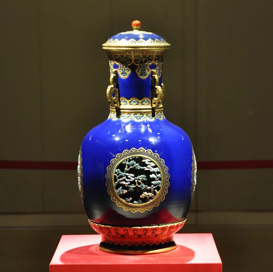 乾隆官窑蓝釉描金粉彩开光转心瓶