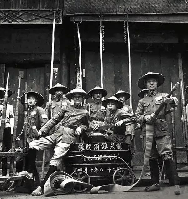 抗战时期成都郊区龙泉驿的消防队。1941年《生活》(Life)摄影记者C.麦丹斯(Carl Mydans)摄