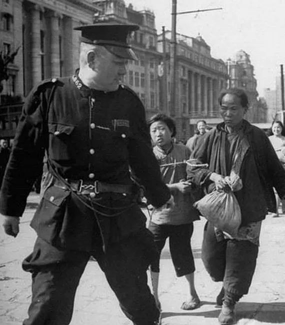 被警察抓捕的游民