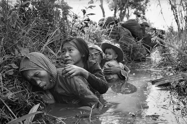 在泥潭中躲避炮火的越南战争难民。AP / Horst Faas