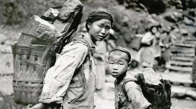 葛维汉:宜宾附近,背煤的寡妇和儿子(1925年)