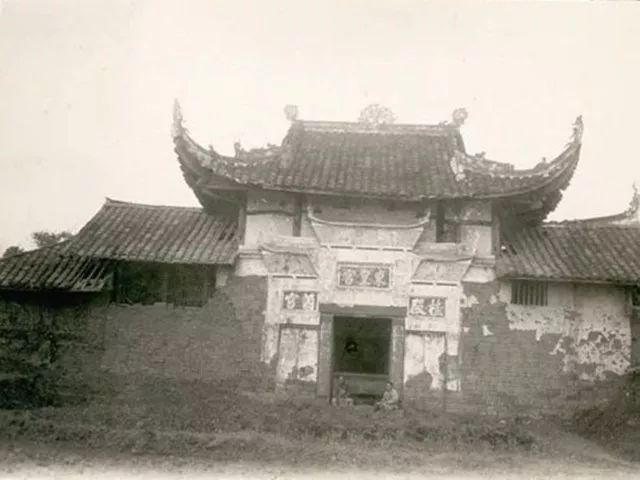 葛维汉:宜宾附近寺庙大门(1929年)