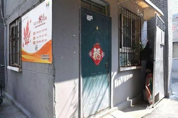 近日,济南一间无厨无卫的11平方米传达室作为“学区房”拍出了51万天价