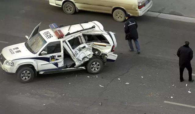被肇事者张义民开车撞坏的警车。当时正值上下班高峰期,死者多为打工族