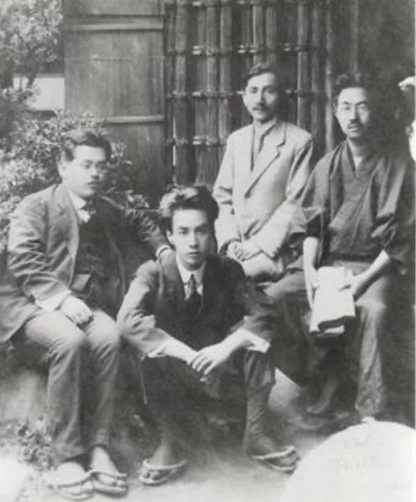 芥川龙之介与友人,中间蹲坐者为芥川龙之介,照片最左边者为菊池宽,1919年