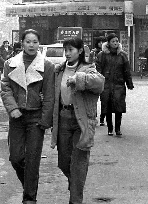 资料图:90年代春熙路上的行人