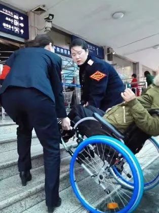 网络图片:这样的善行,侧面展示的是公共无障碍设施的缺乏