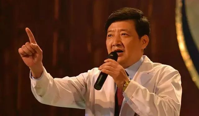 《我不是药神》中冒充教授专家的假药骗子形象