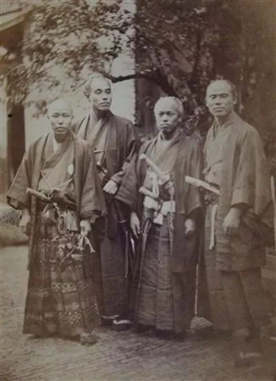 1862年,乌德勒支大使馆前的访欧团成员,福泽谕吉(左边第2人)