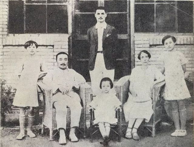 1928 年韩素音(左一)全家福