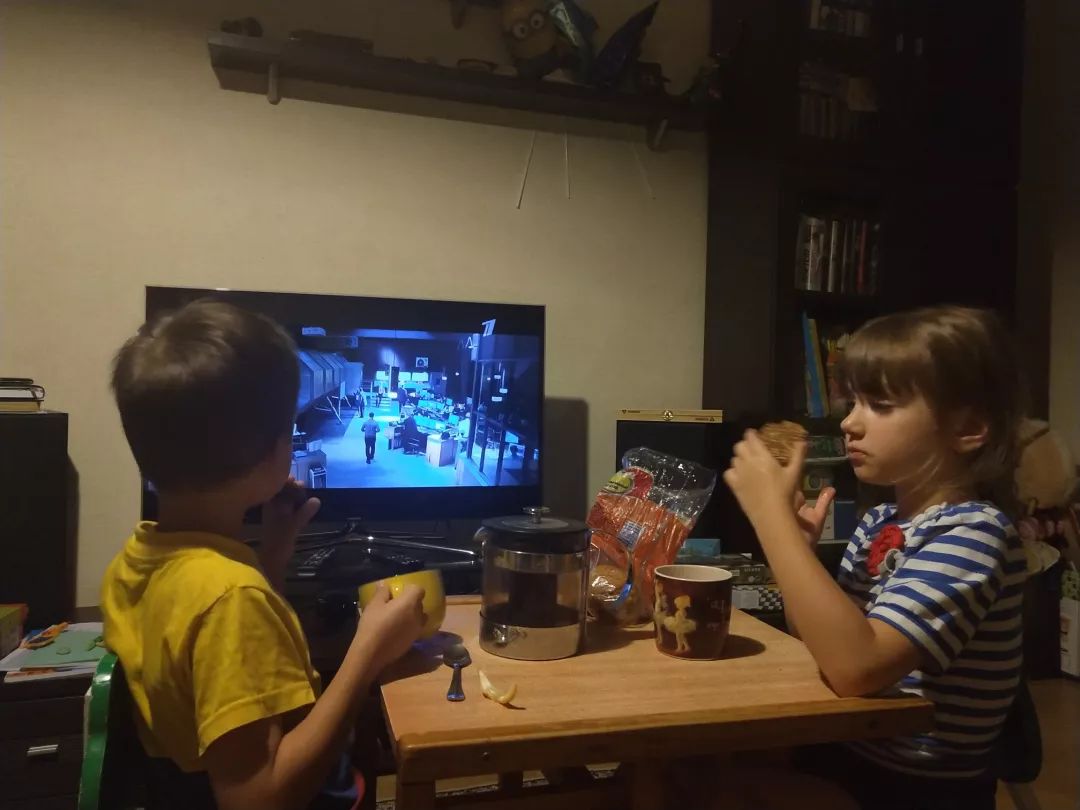维茨一家两个小孩的睡前茶时间