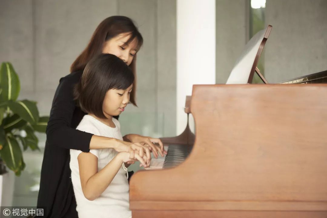 这么温馨地教孩子学琴,其实只是人类美好的理想