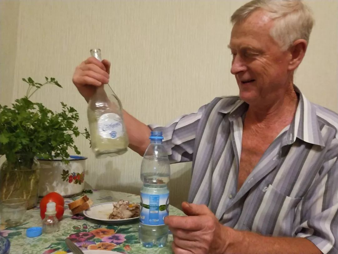 维茨的父亲拿着自酿的伏特加