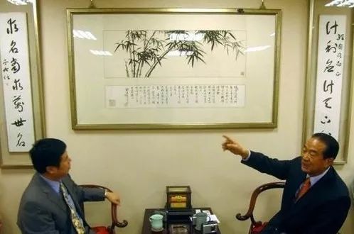 宋楚瑜为客人讲解于右任名联与蒋经国墨竹的来历。(网络图片)