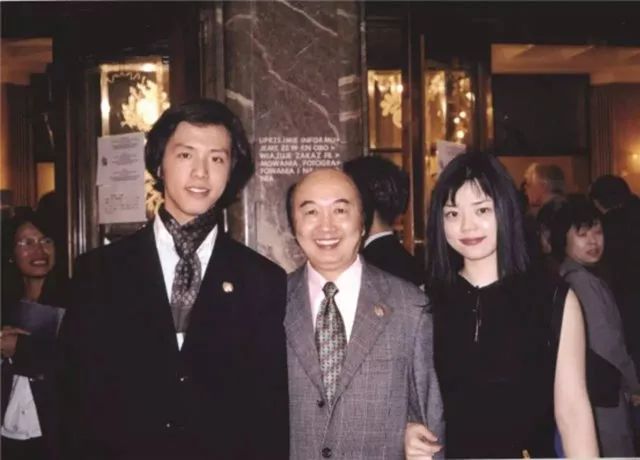 李云迪(左)、陈萨(右)和他们的老师但昭义