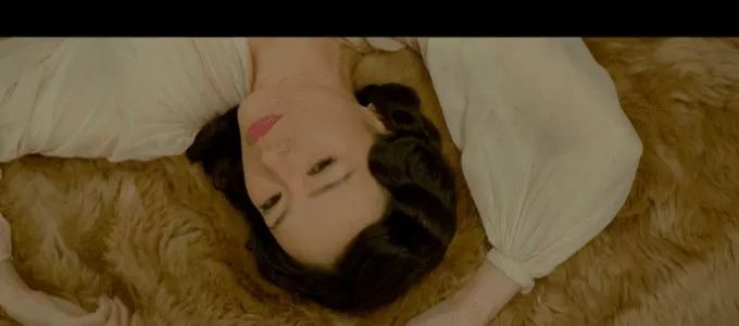 《罗曼蒂克消亡史》中,章子怡扮演的就是上海黑帮老大的出轨情人
