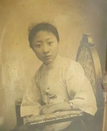 露兰春旧照。她1922年嫁黄金荣为妻,1925年离异