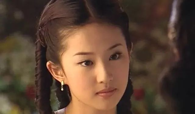 2003年,14岁的刘亦菲在《金粉世家》中饰演第二女主角