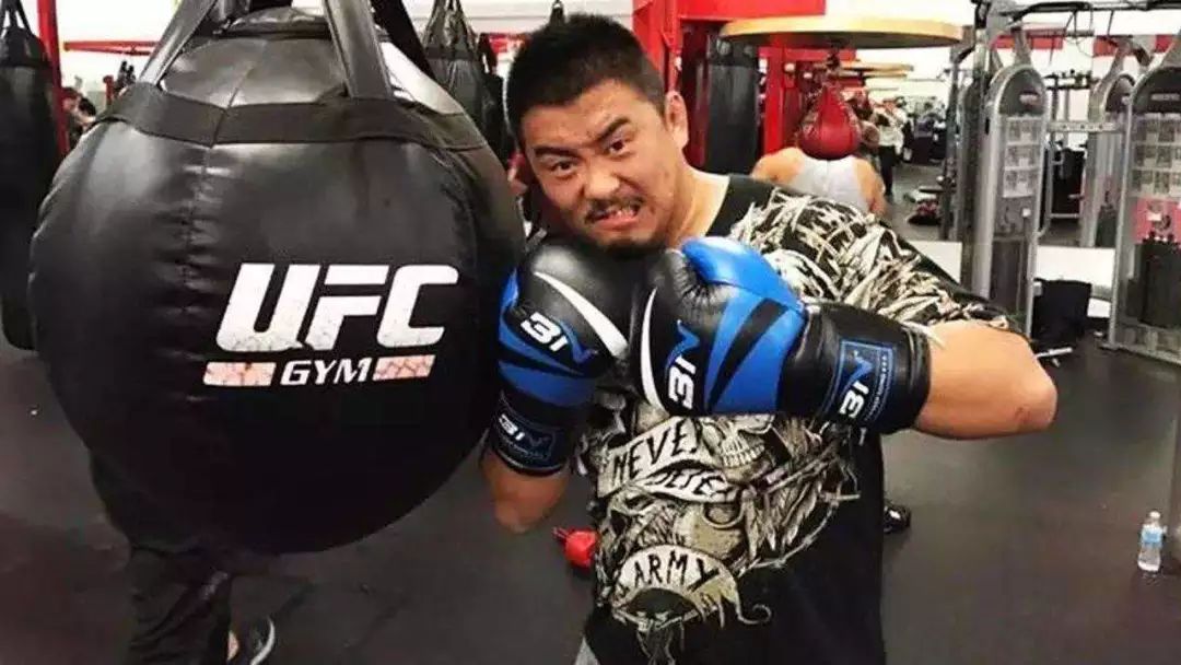 当代屡屡成为新闻主角的自由格斗选手徐晓东