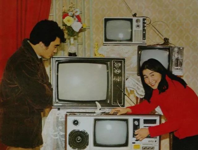 感受一下80年代的电视机广告