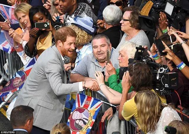 英国民众围在温莎城堡外给哈里王子送祝福。