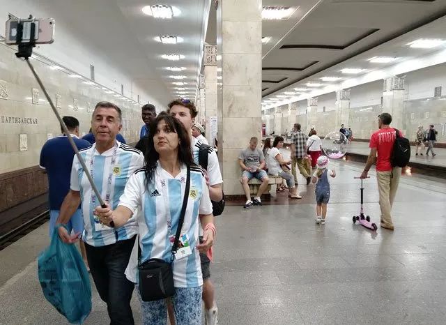 从巴塔哥尼亚高原万里迢迢赶来的一家阿根廷球迷,他们来的时候梅西已经离开