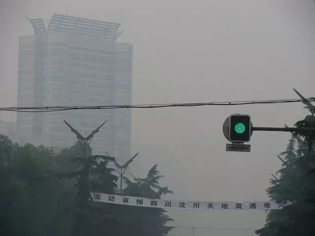 512地震后的成都街头,图:Joan