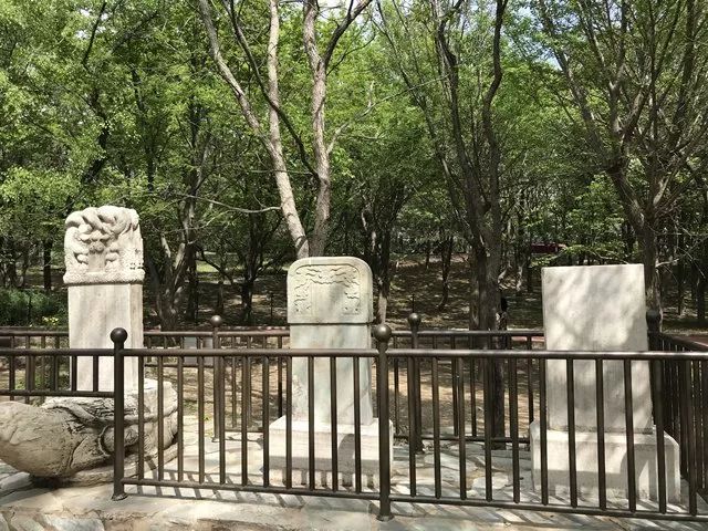 玉皇顶的碑,现立于北京植物园