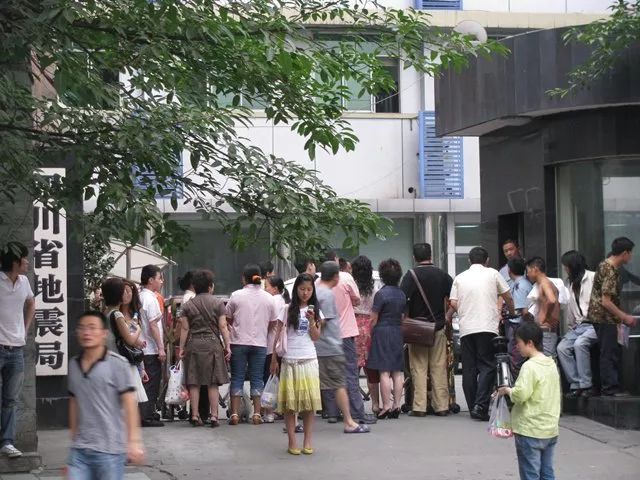 512当天在地震局门口不知所措的人,图:Joan