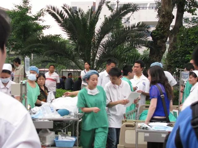 手术室搬到了医院大院,图:Joan