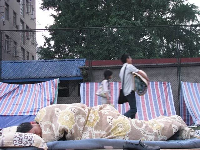 睡操场躲地震的人,图:Joan