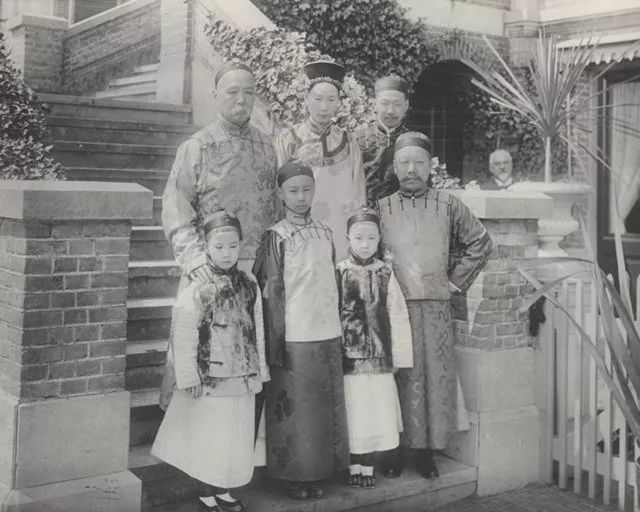 杨儒(后排左一)与夫人(后排左二)、子女、翻译陆徵祥(后排左三)、驻俄参赞胡惟德(前排右一)在荷兰海牙,1899年