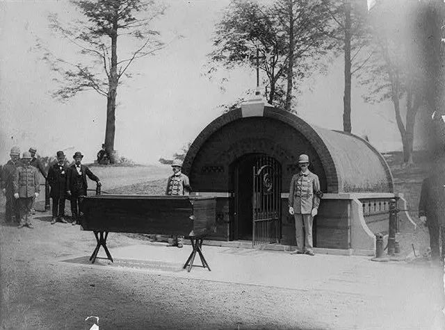 1892年格兰特灵柩的安放仪式,后面的拱形建筑就是安放灵柩的地方