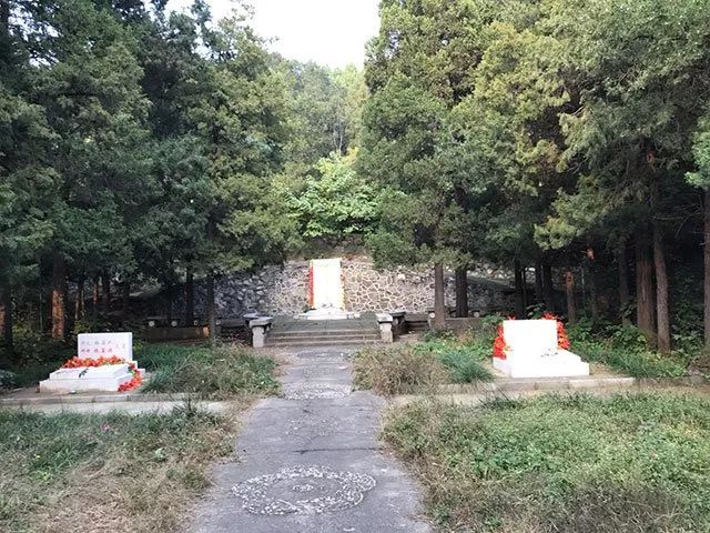 梅氏墓园