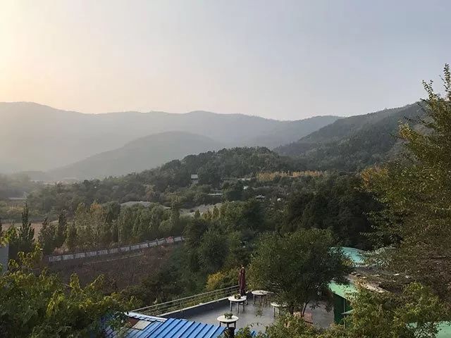 万华山正对着香山
