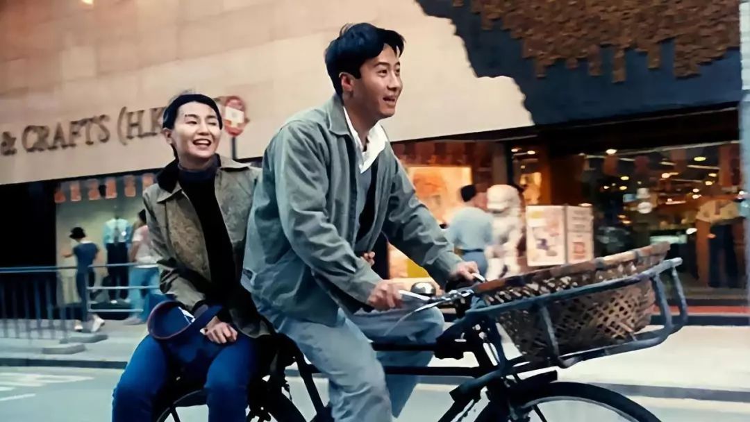 相识于微时的草根浪漫,在过往的港片里不少见,而在今天的“大中华电影”里不多见了