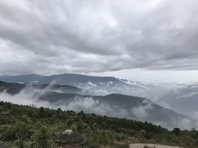在去往学校的路上,山路崎岖,雨雾升腾,远处金沙江隐现