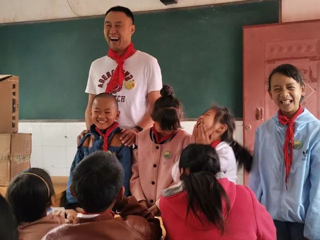 和孩子们做互动游戏,是我们最快乐的时候